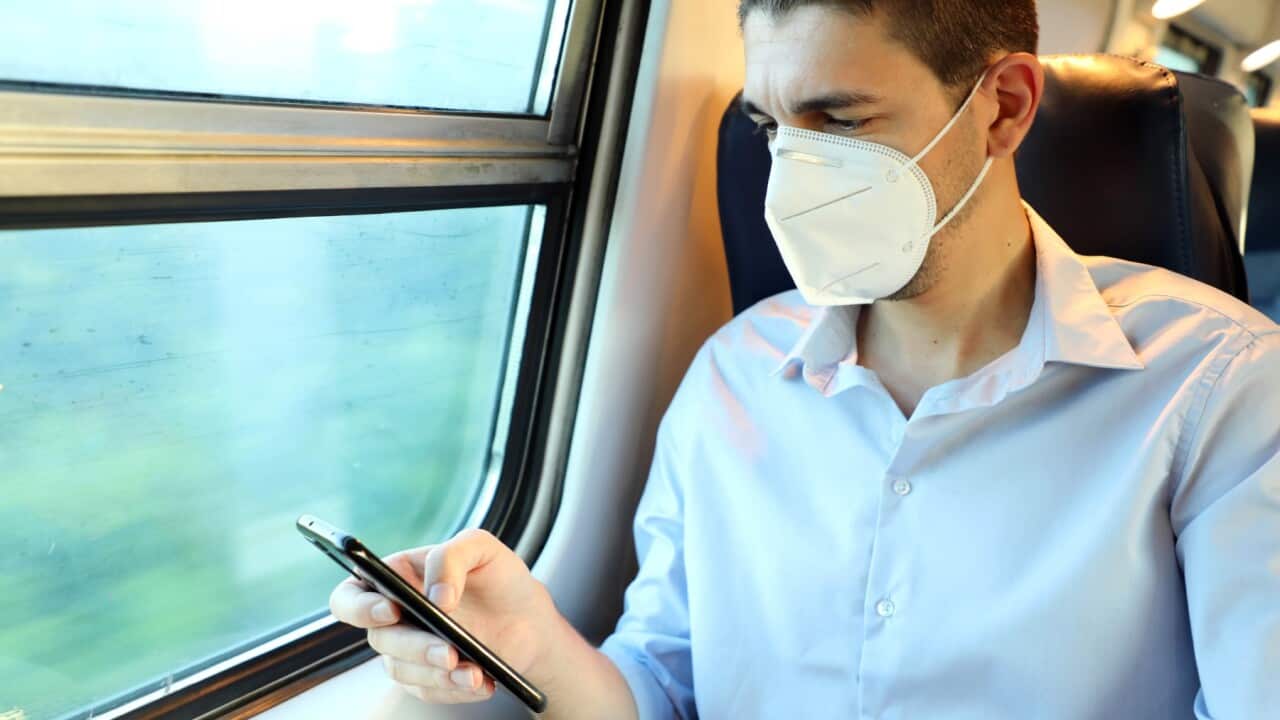 یک فرد در حال استفاده از گوشی موبایل