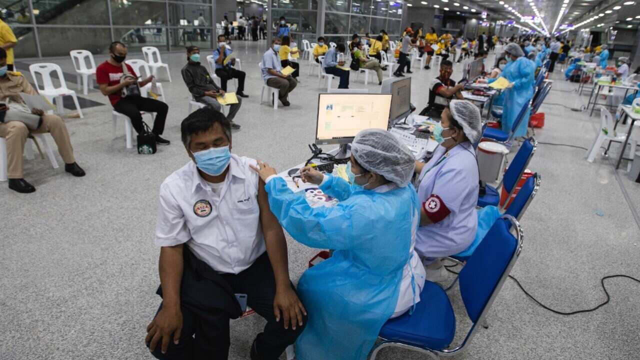 Vaccination at Bang Sue vaccination center in Bangkok (AAP Image-Varuth Pongsapipatt - SOPA Image-Sipa USA).jpg