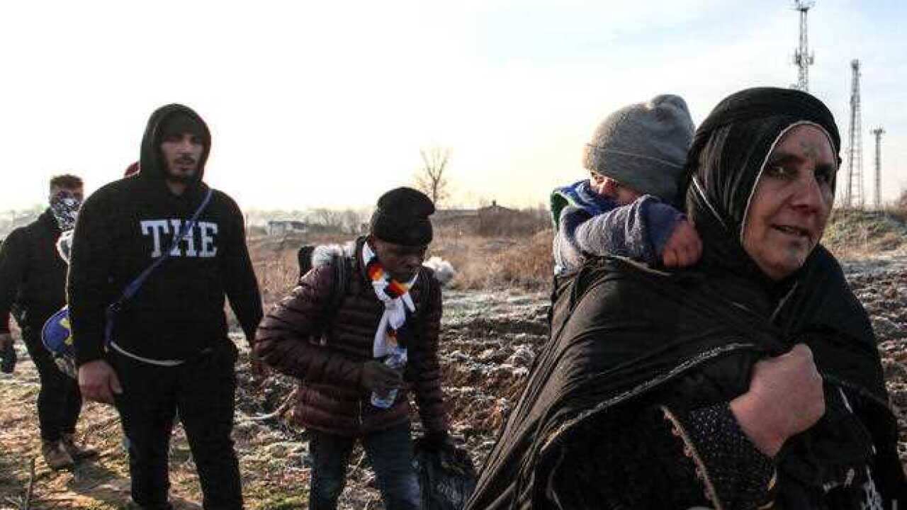 Yunanistan sınırının önünde, Türkiye'nin Edirne ilçesindeki Pazarkule kapısındaki mülteciler