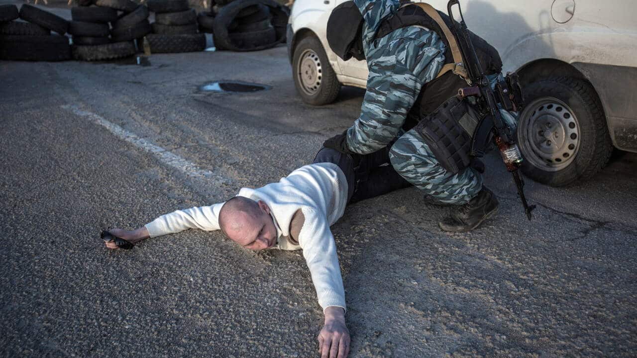 Crimea_checkpoint_140311_aap.jpg