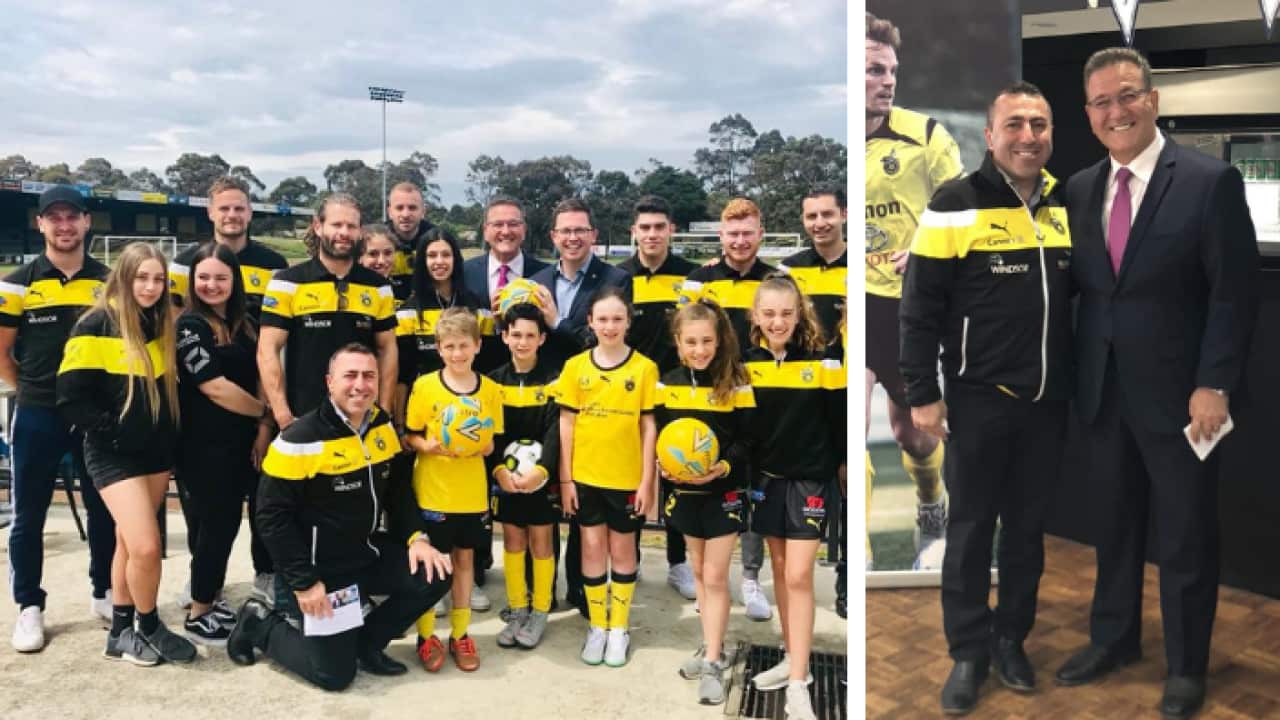 Ο υπουργός αθλητισμού κ. John Eren με τον πρόεδρο του Μέγα Στιβ Τσαλικίδη (R) και μετά τη συνέντευξη τύπου στο Olympic Village (L)