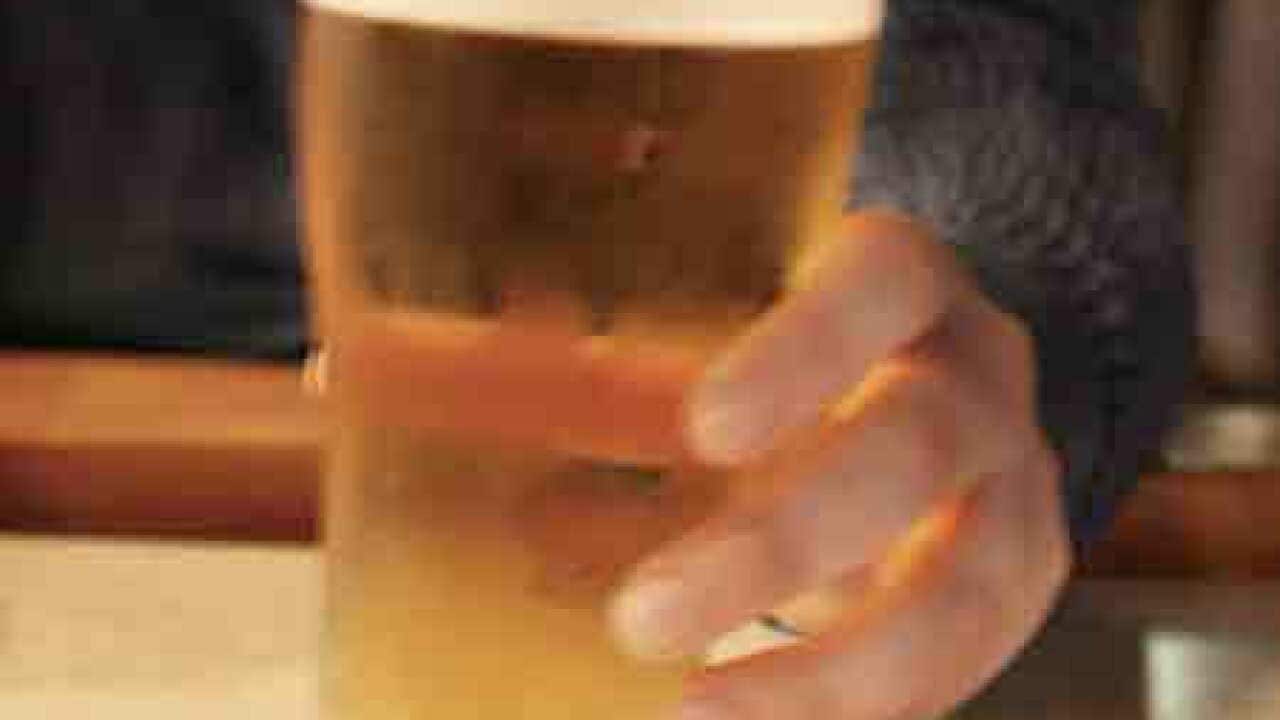 Glass_of_beer_2404_B_aap_842070302