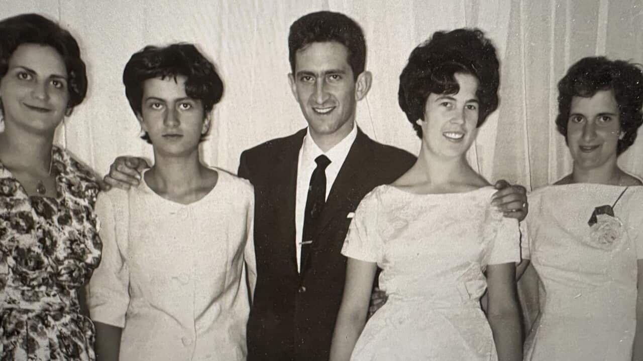 1961 Annibale a Firenze con le sorelle e la moglie Santina.jpg