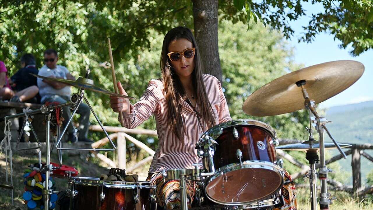 La percussionista Francesca Remigi alla batteria.