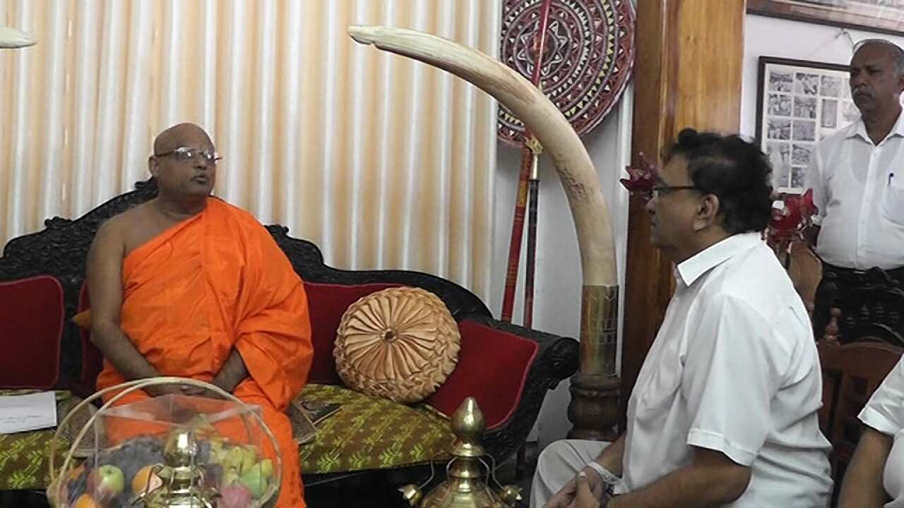 Minister Lakshman Kirialla met Malwathu Asgiri sangha