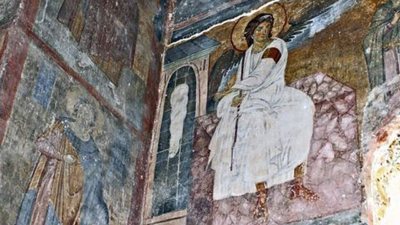 Када су на Голготу дошле жене мироснице, земља се затресла, јер је анђео долетео с неба, одвалио камен с гроба Исусовог и сео на њега. Бели анђео с фреске у манастиру Милешева.