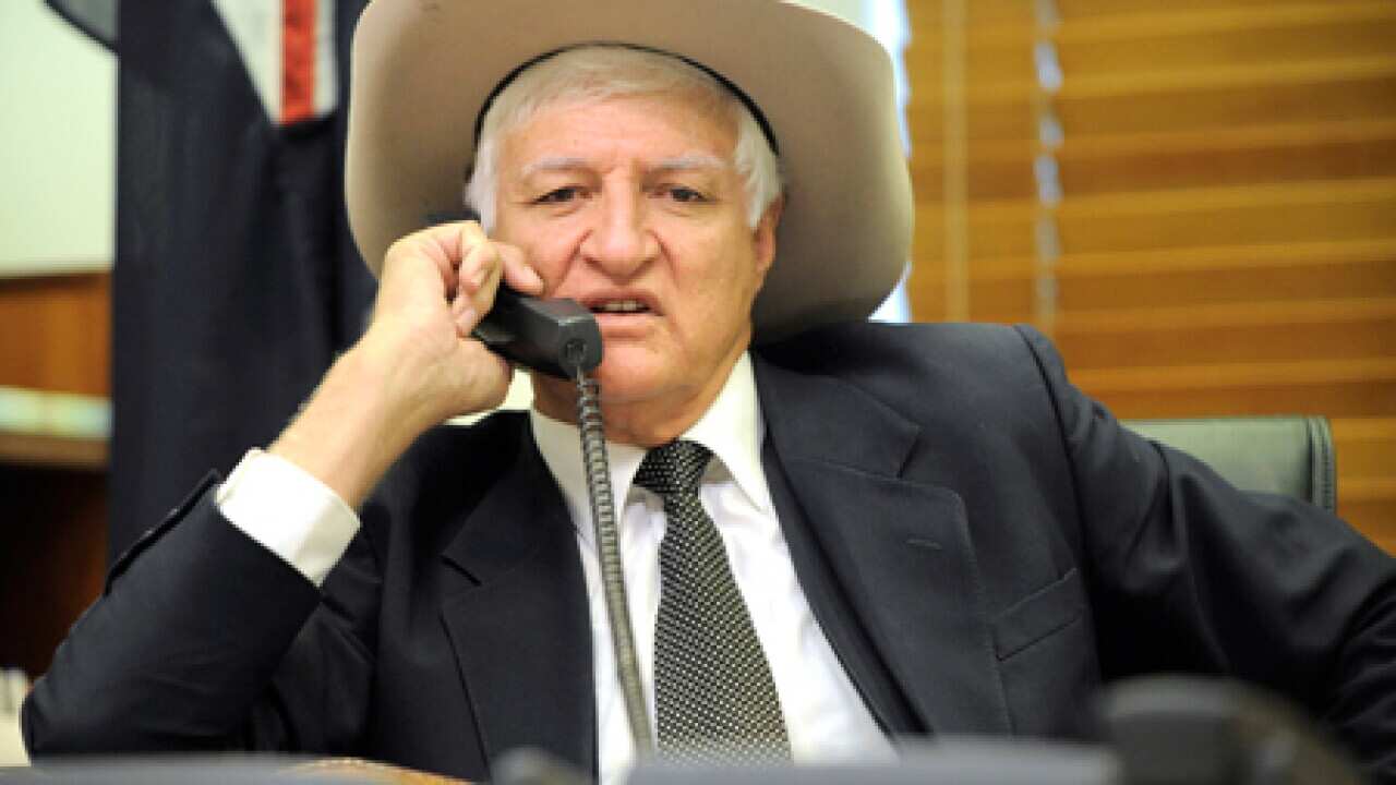 bob_katter_phone_100907_B_aap_205686884