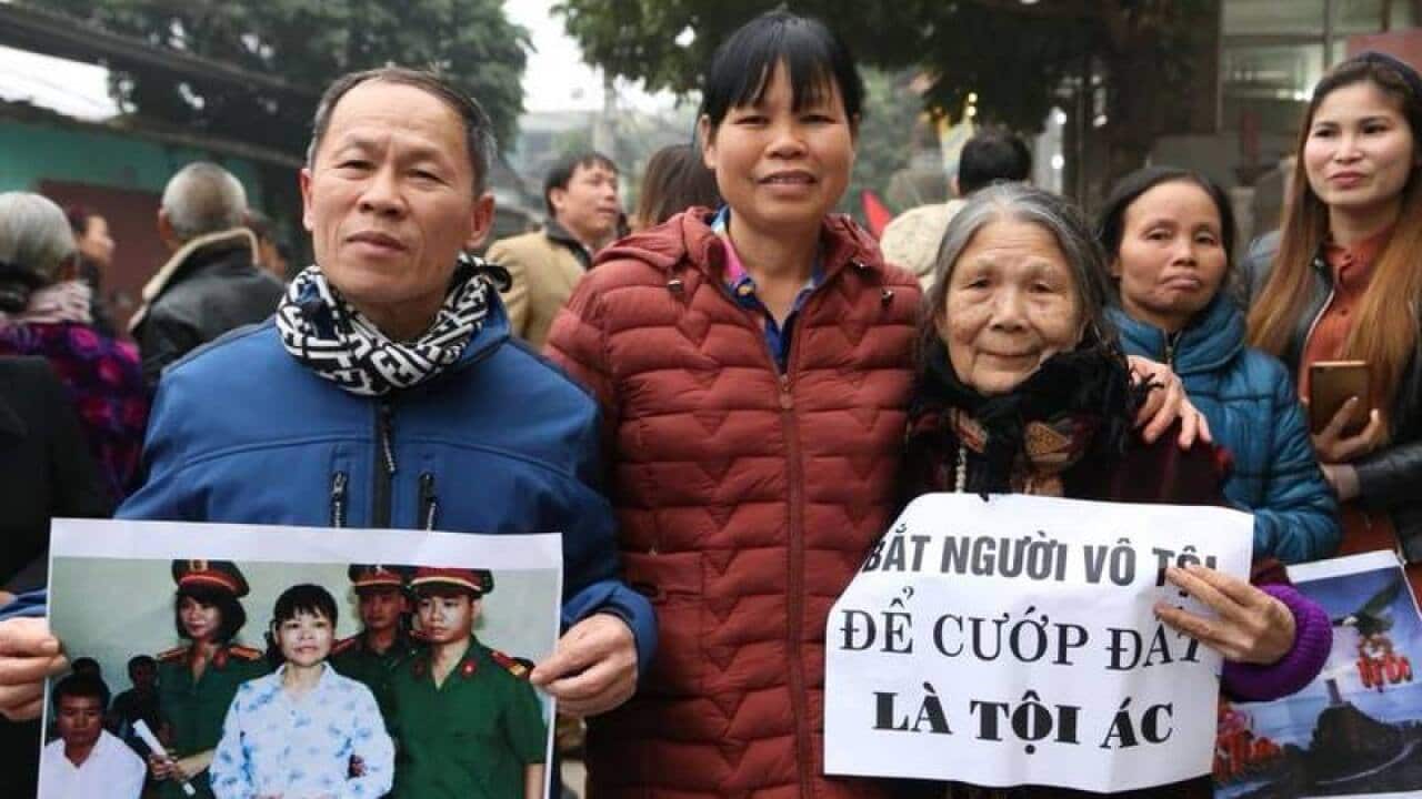 Chị Cấn Thị Thêu và bạn bè bà con Dương Nội ngày ra từ lần 2.