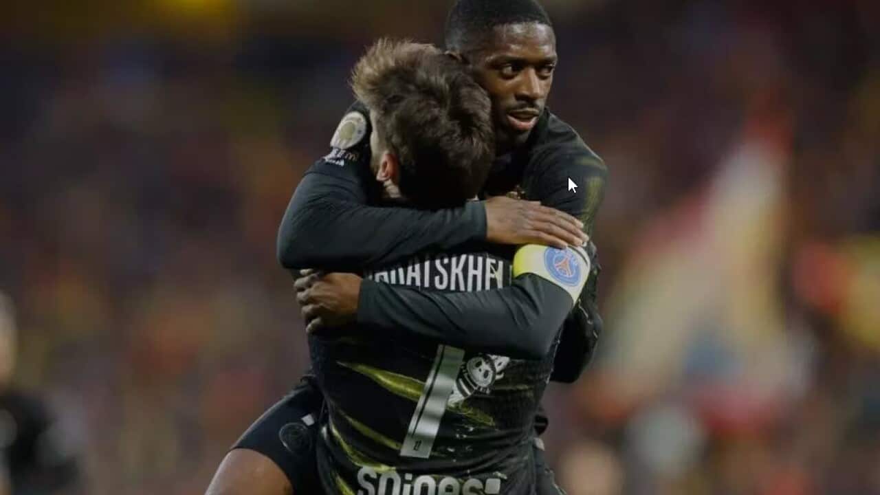 Le capitaine du PSG, Ousmane Dembélé, célébrant le but inscrit par son coéquipier, Khvicha Kvaratskhelia (de dos), le 13 mai 2026 sur le terrain du RC Lens. AP - Jean-Francois Badias.jpg