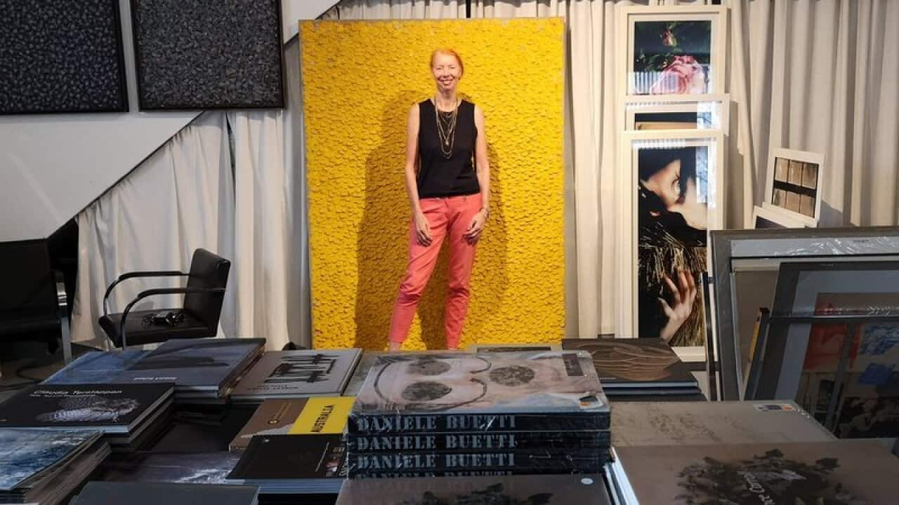 Conny Dietzschold vor einem Bild von Kuno Gonschior