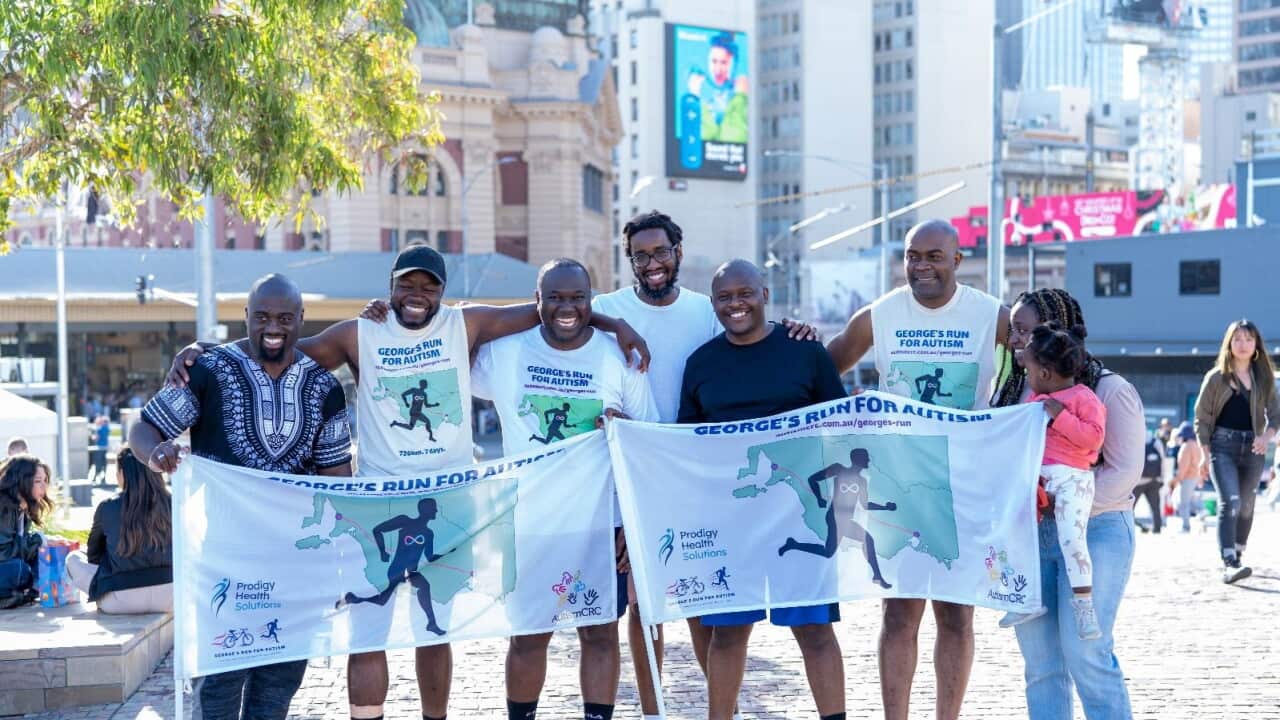 George (akivaa kofia) na washirika wa kampeni yake.jpg
