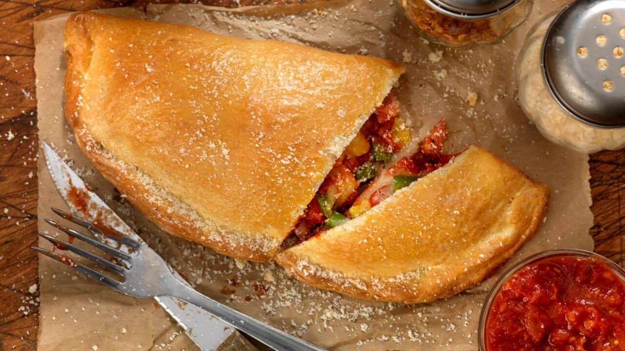 Bastano le verdure fresche di stagione e la scamorza affumicata per un pasto vegetariano facile e veloce.