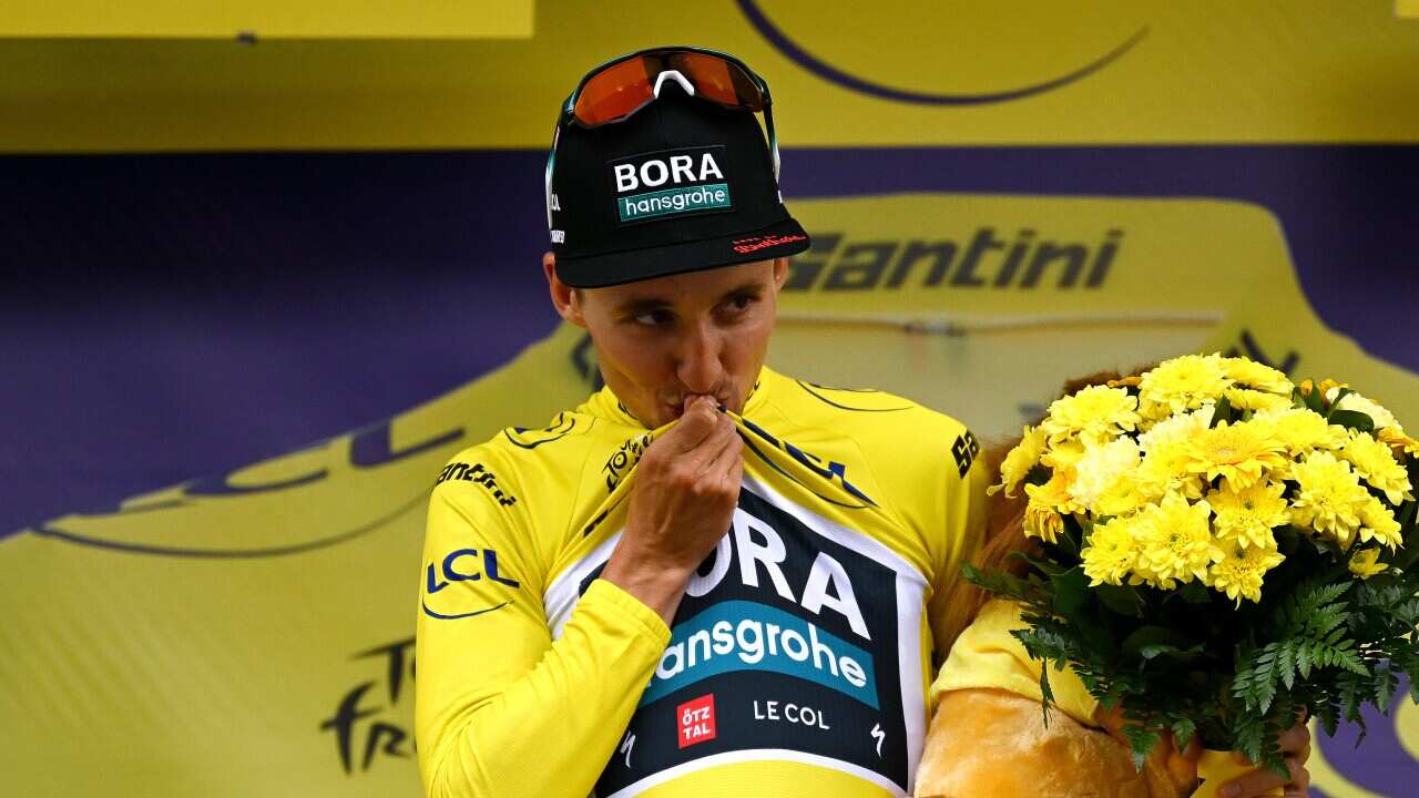 Hindley jersey kiss.jpg