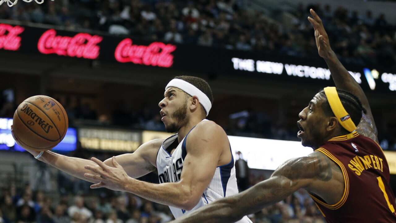 Dallas Mavericks guard Seth Curry (L) attempts a layup