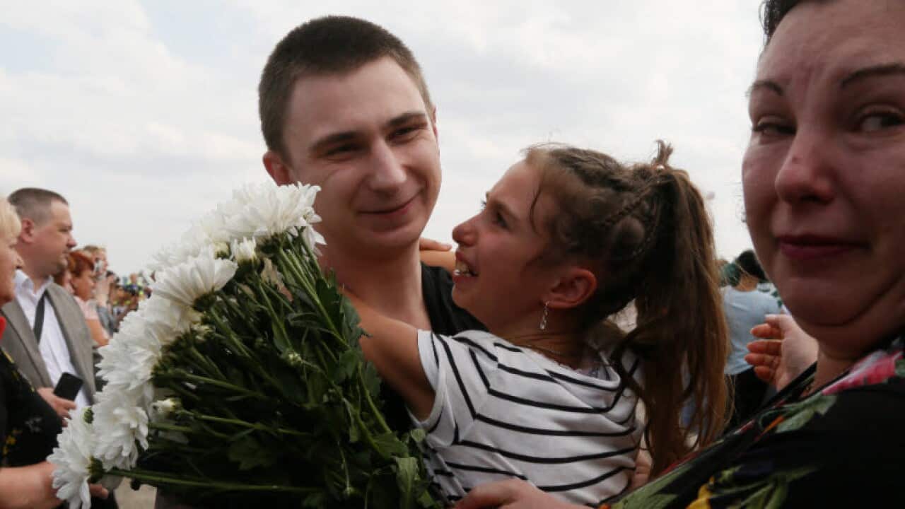 Il ritorno a Kiev di uno dei 35 prigionieri di guerra ucraini.