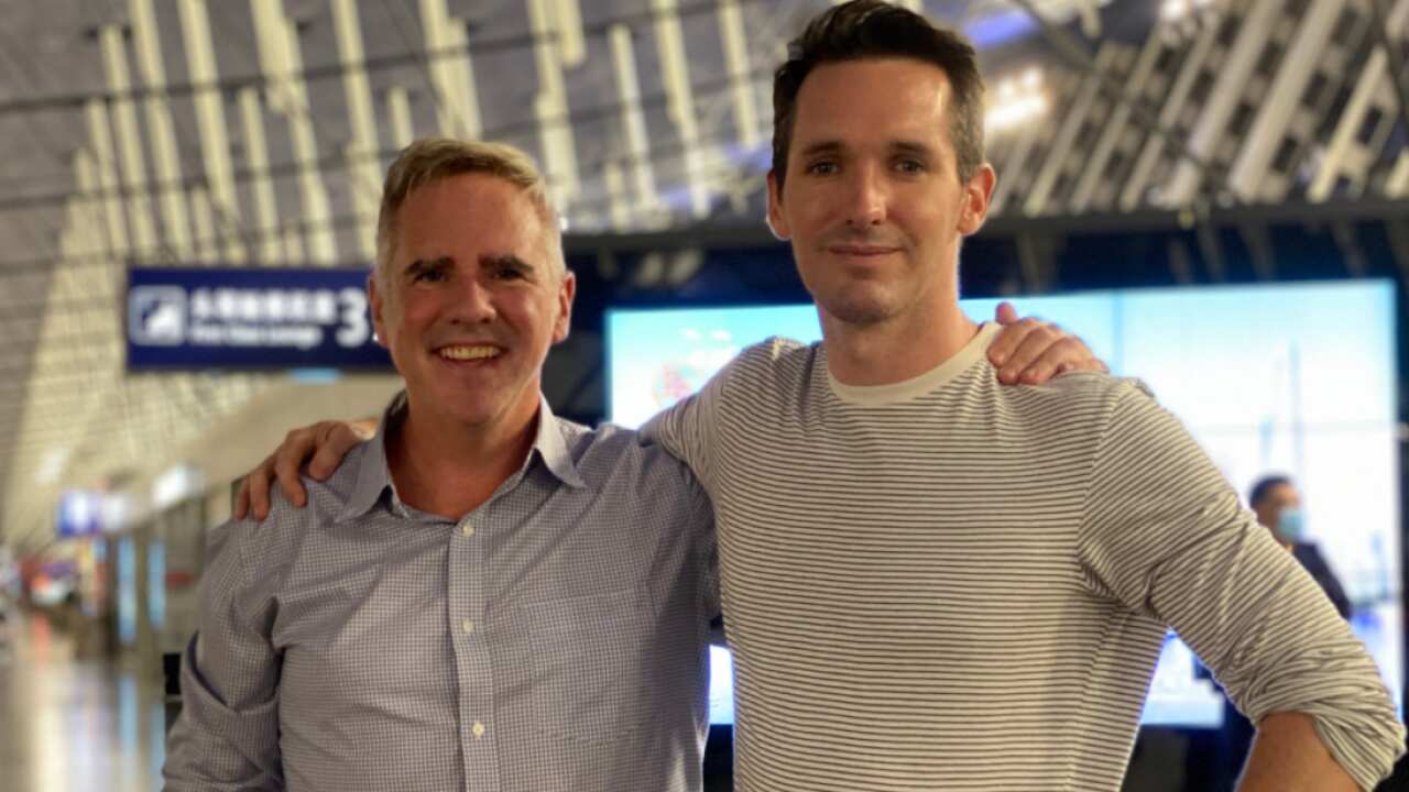 Australian journalists Michael Smith (L) and Bill Birtles (R) were forced to leave China after being questioned by police. 
