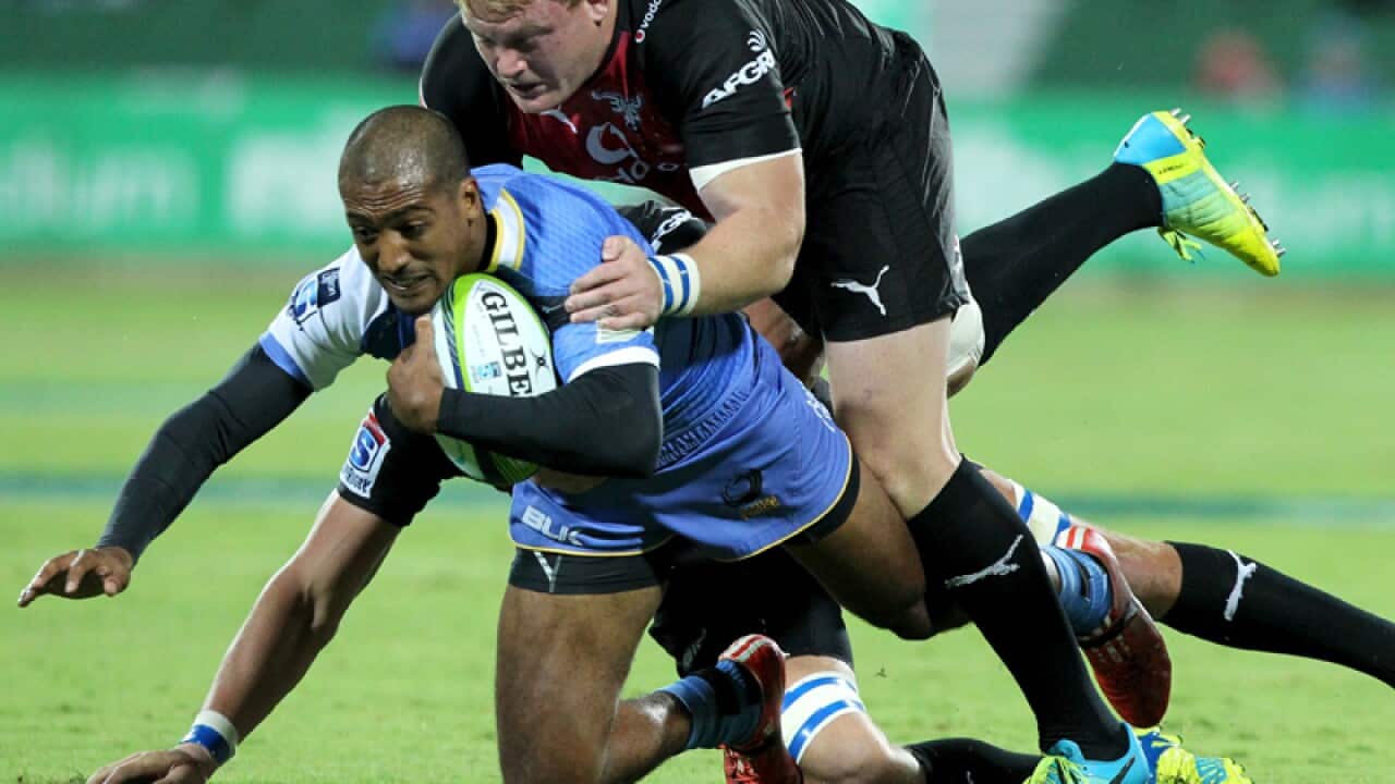 Bulls hooker Adriaan Strauss (R)