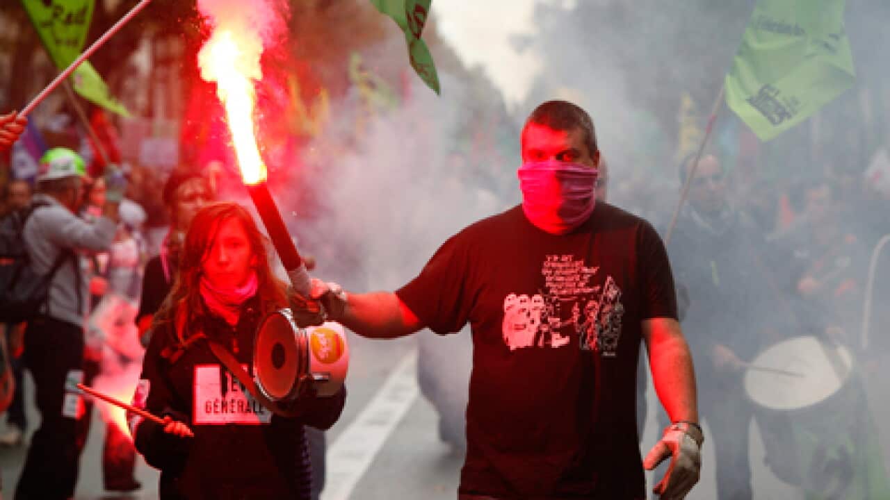 france_protest_flare_101019_B_epa_821587030