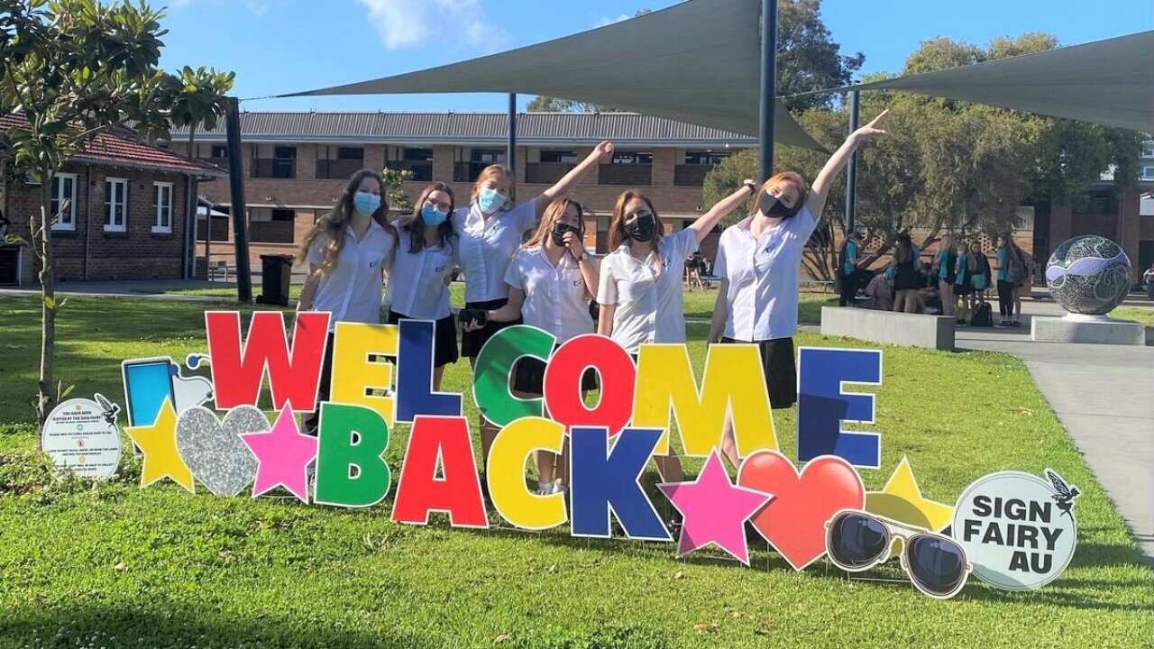 دانشآموزان مکتب هنرهای نمایشی هنتر بازگشت به صنفهای درسی را جشن گرفتهاند.