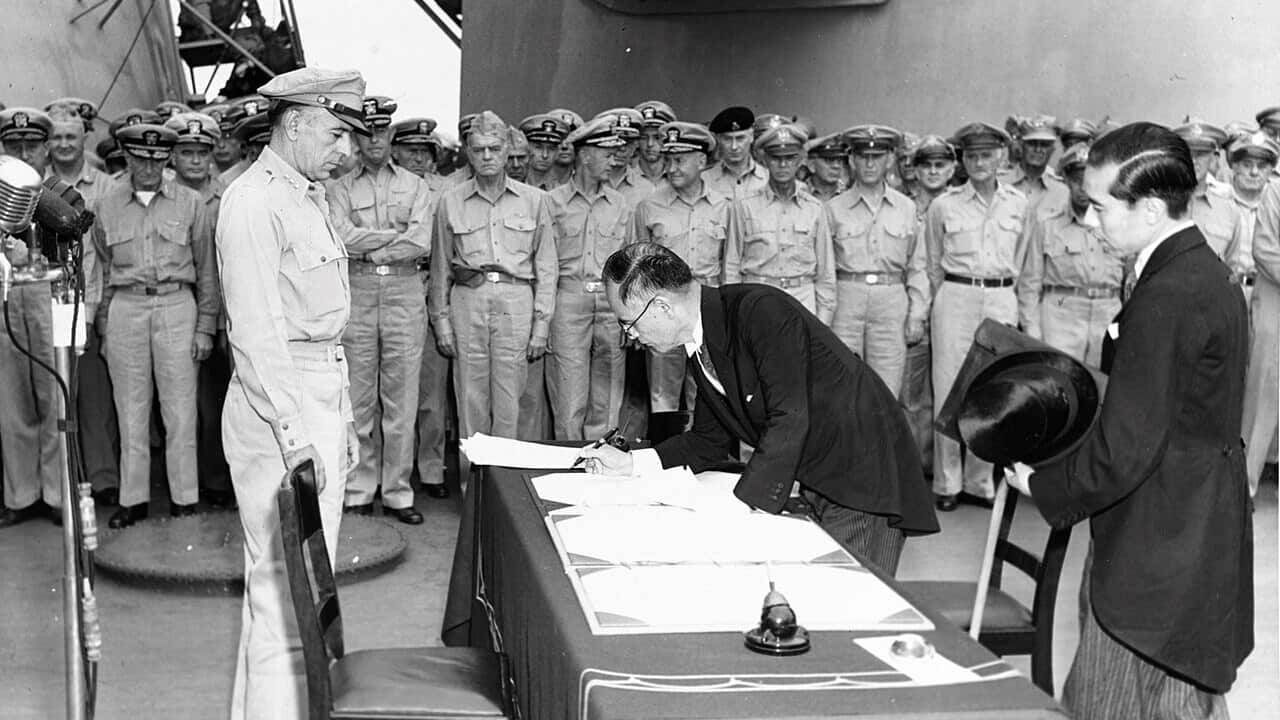Mamoru_Shigemitsu_signs_the_Instrument_of_Surrender,_officially_ending_the_Second_World_War_-_Alt.jpg