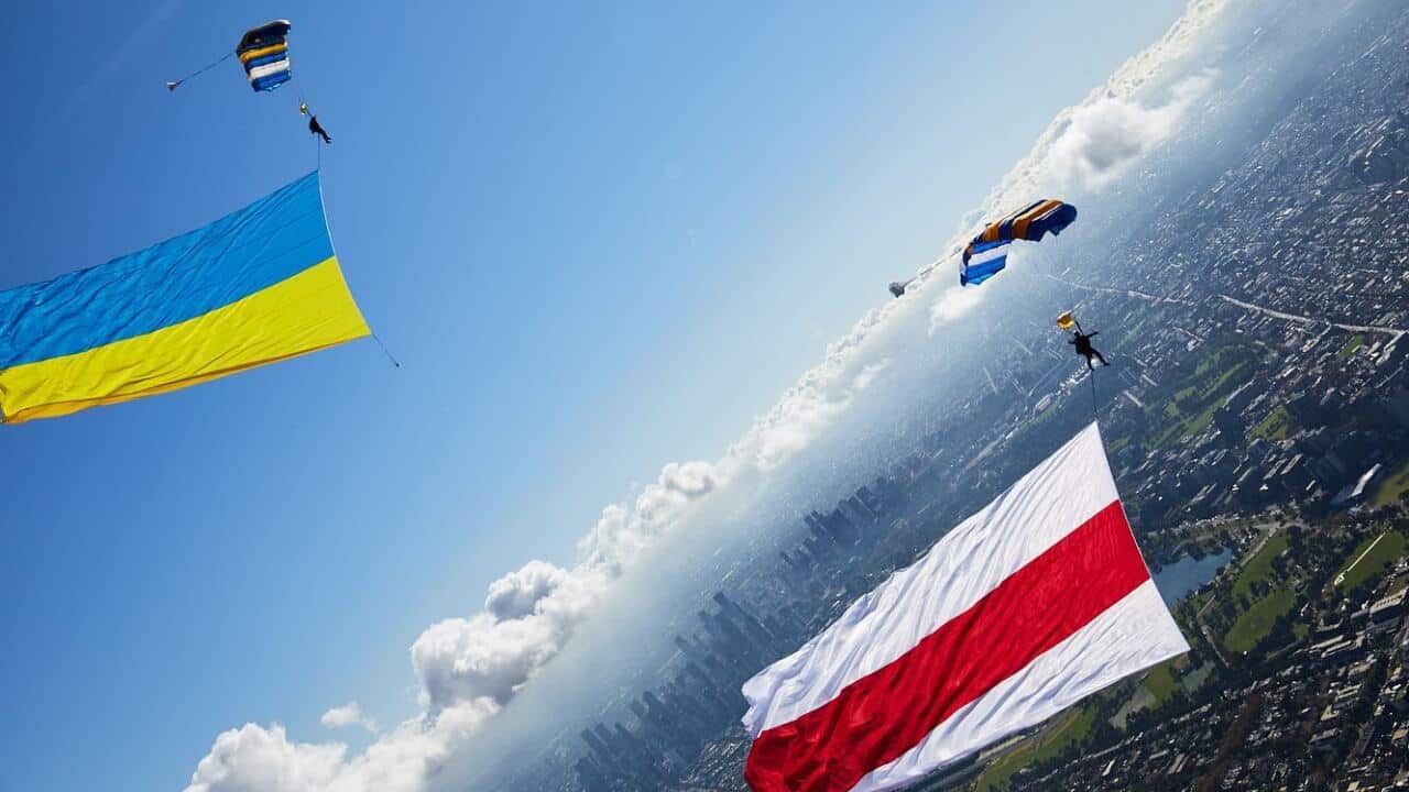 Skydivers flew over Melbourne with the flags of Ukraine and Belarus