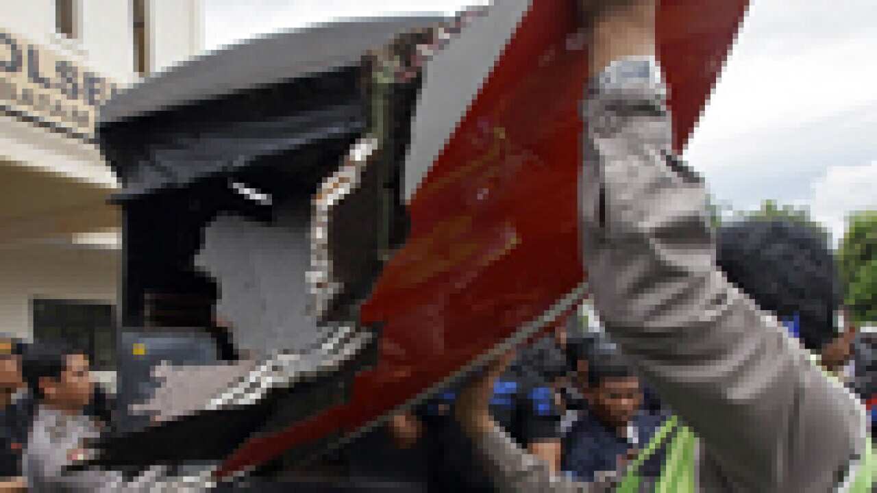 qantas_debris_101105_aap_435335510