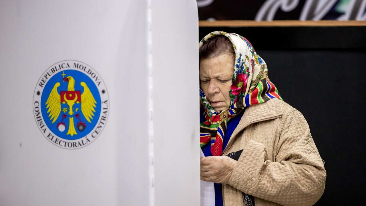 Moldova holds presidential elections, EU accession referendum