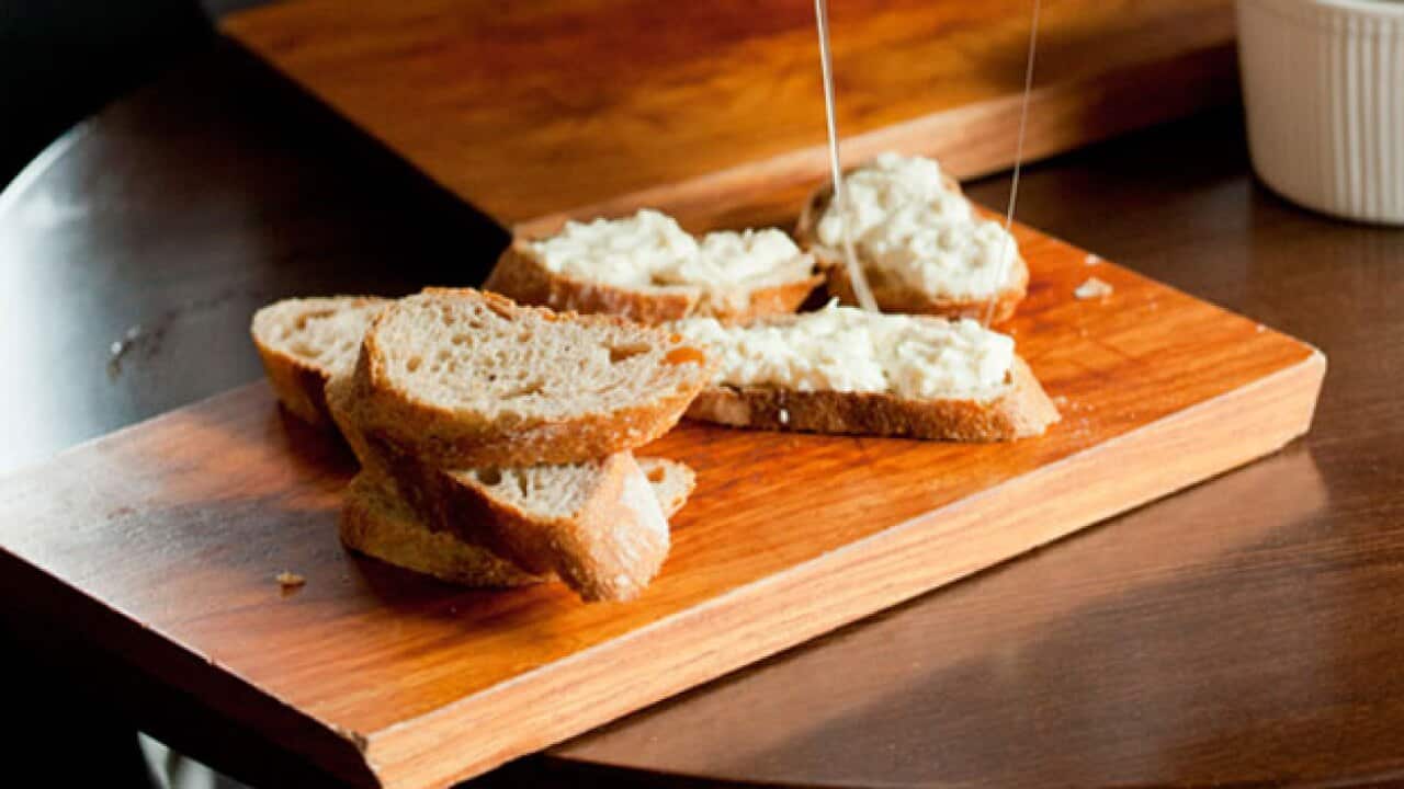 Milk's_cream_with_bread_and_sugar_735509449