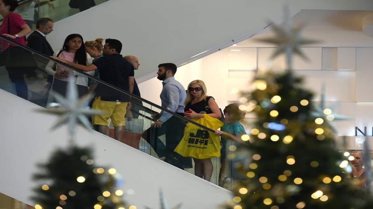 Gente haciendo compras en Navidad