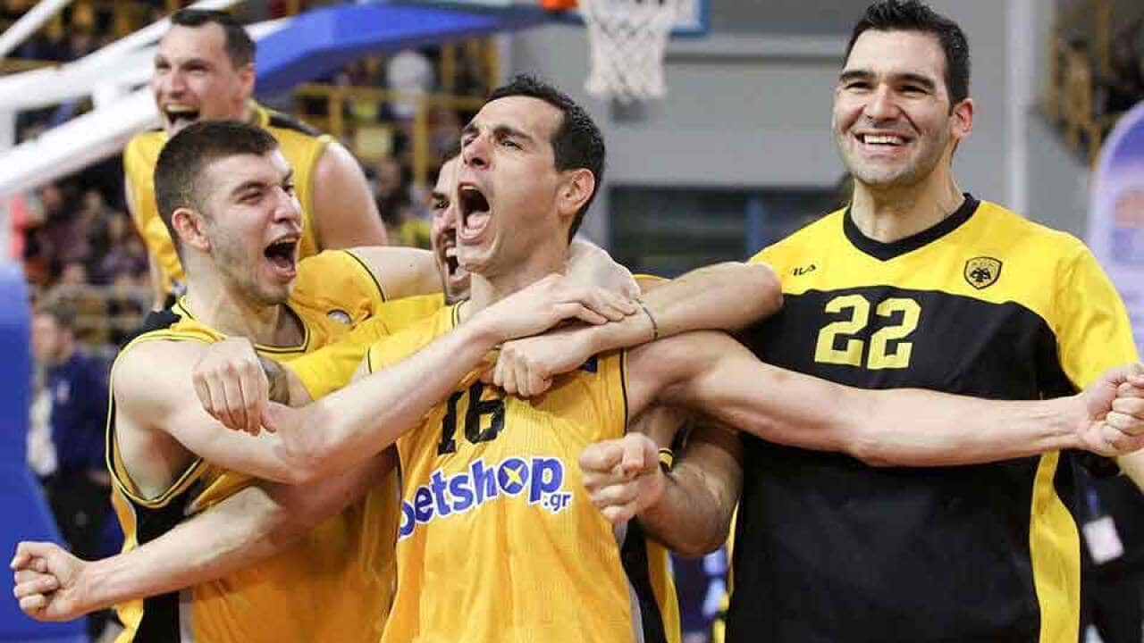 Ο Νίκος Ζήσης πανηγυρίζει την κατάκτηση του Κυπέλλου Ελλάδας από την ΑΕΚ
