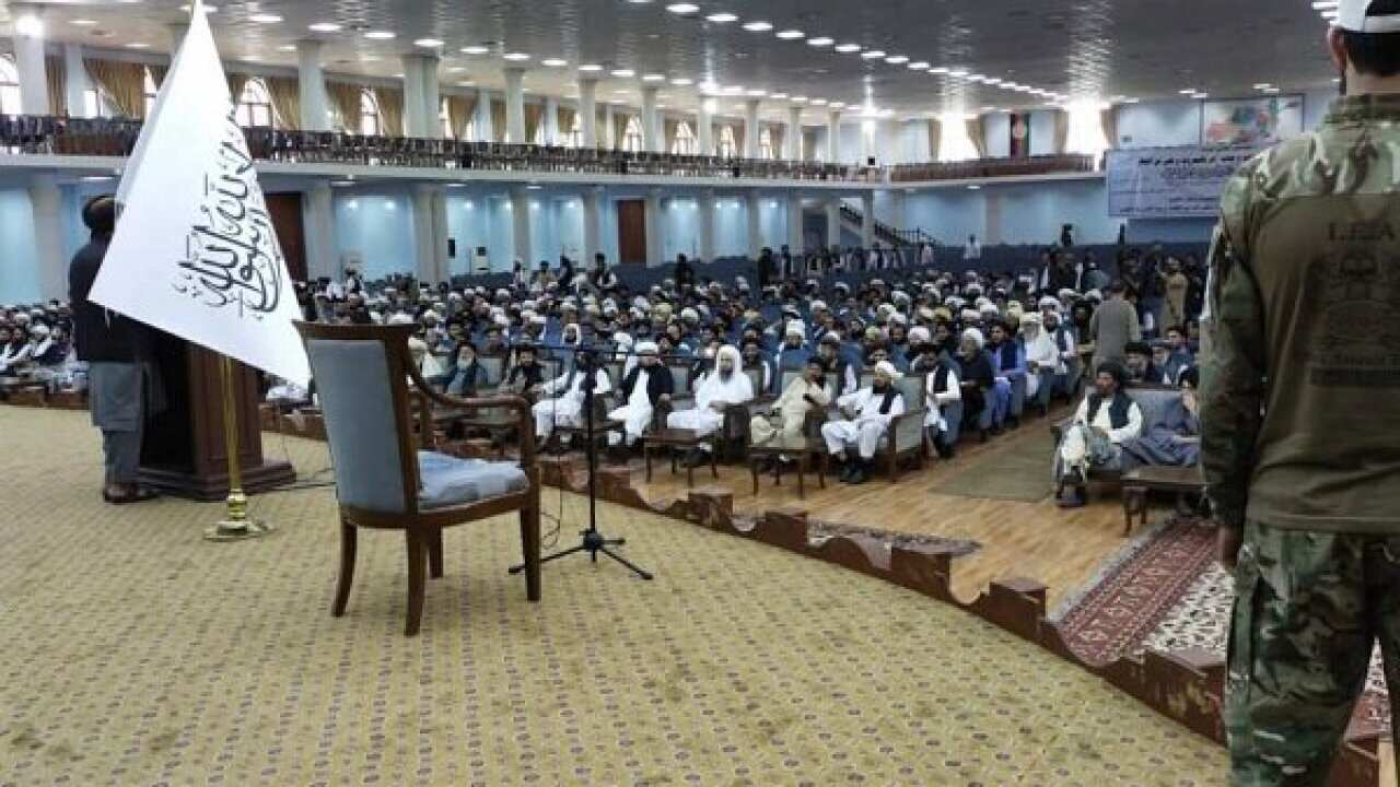 د لویې جرګې په خیمې کې د علماوو ناسته