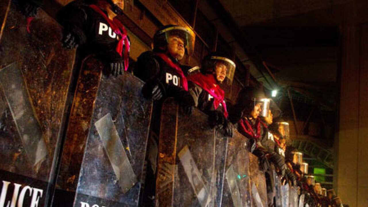 Thailand_riotpolice_100422_Getty_L_1313312920