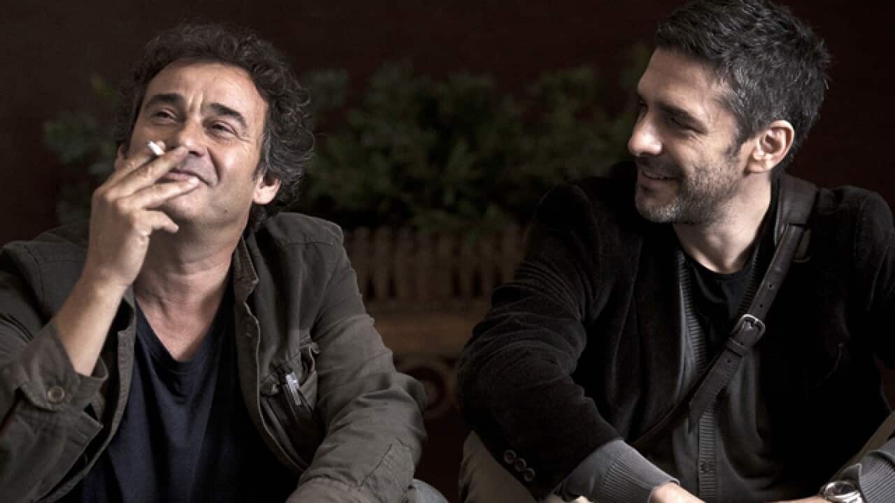 A-Gun-in-each-hand_int_640_1211079217