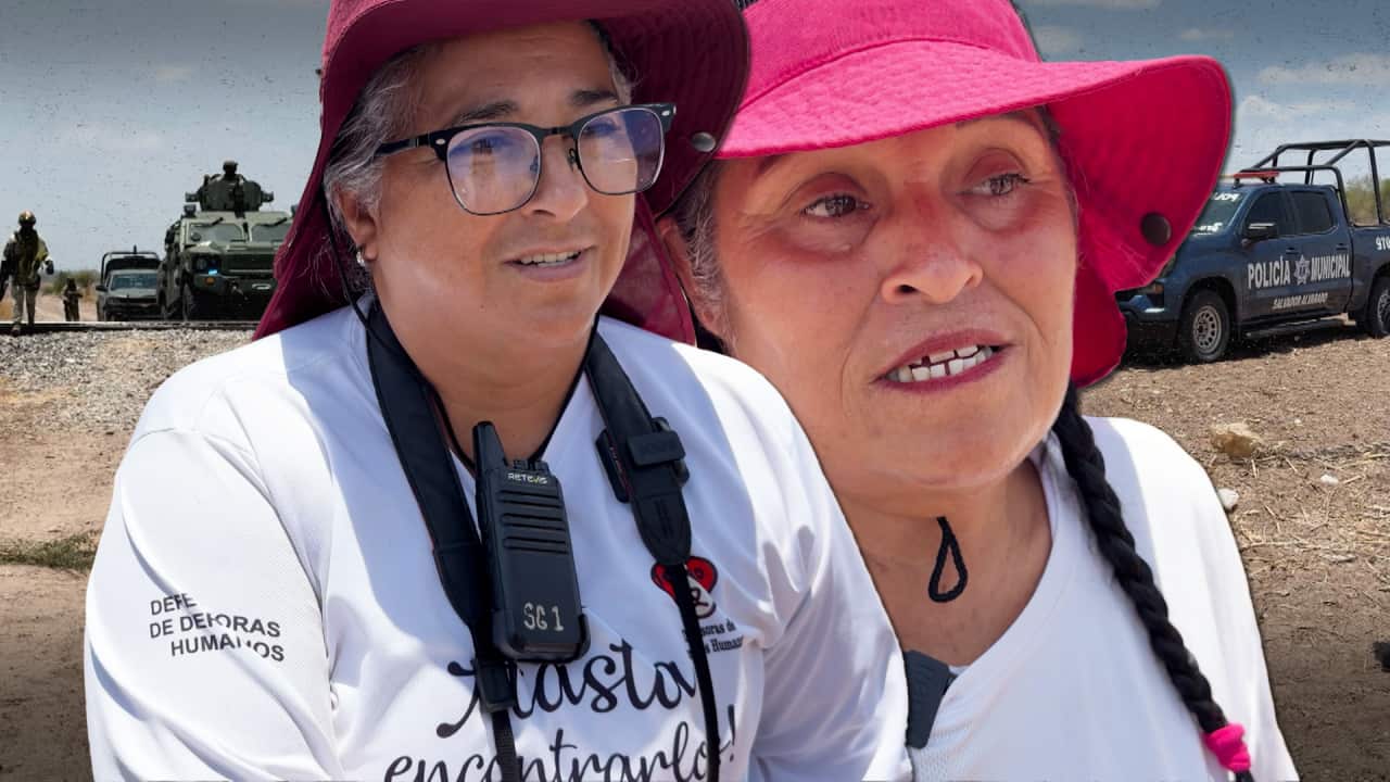 A collage of two middle-aged women wearing bright pink sun hats and white shirts with radios around their necks. One shirt displays the Spanish text “Defensores de Derechos Humanos" (defenders of human rights). In the background, a police vehicle, an armoured vehicle and army personnel in a dry, dusty landscape.