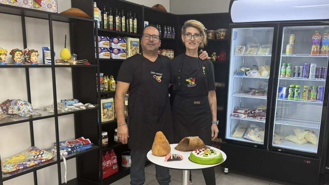 Davide e Patrizia all'interno di Dolci Momenti a Epping, Melbourne.