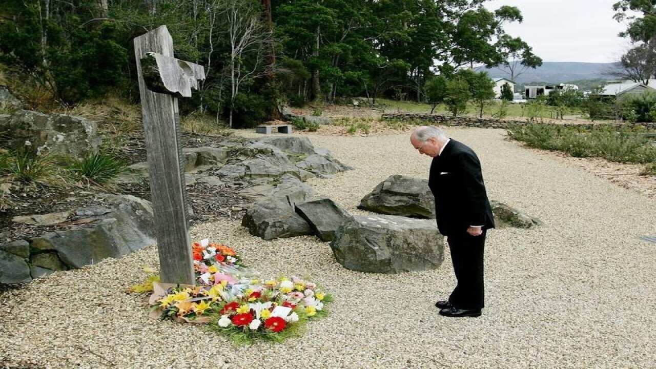 John Howard lays a wreath at a memorial.