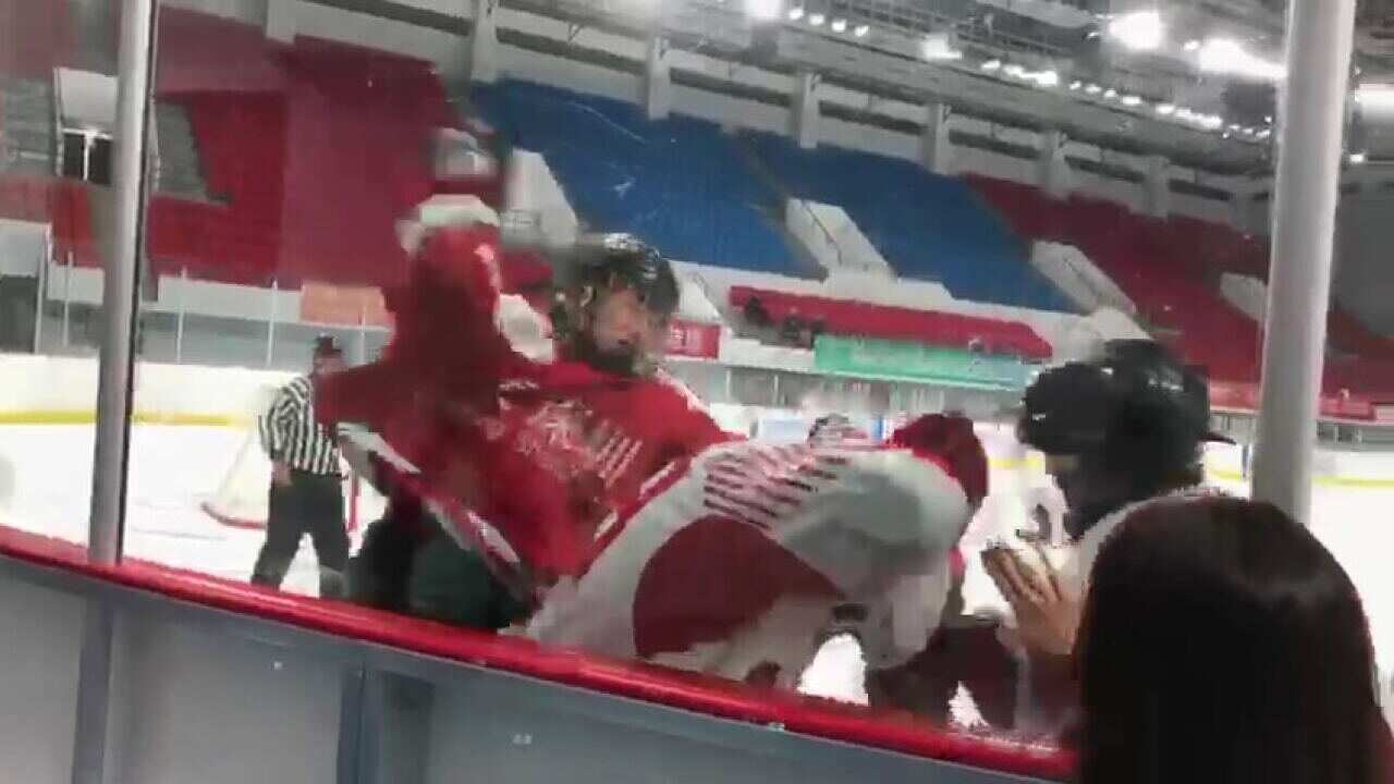 港隊隊員,被內地崑崙鴻星萬科龍U20隊員圍毆。