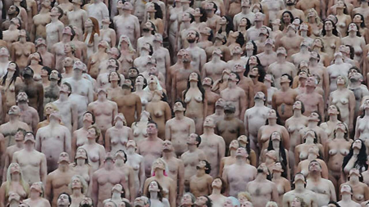 spencer_tunick_nudes_lookingup_100301_aap_B_693646398