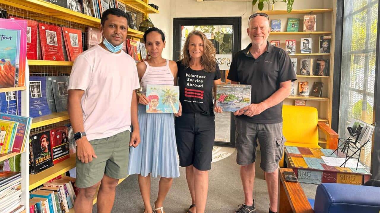 Foto hamutuk iha biblioteka no nain ba uma publikasaun TIO