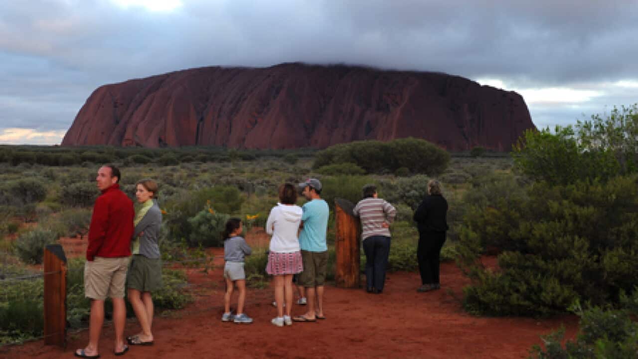 uluru_tourists_101026_B_aap_125939148