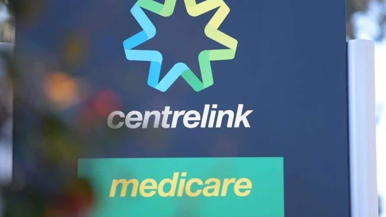 AUS Government hires 1000 call centre staff.