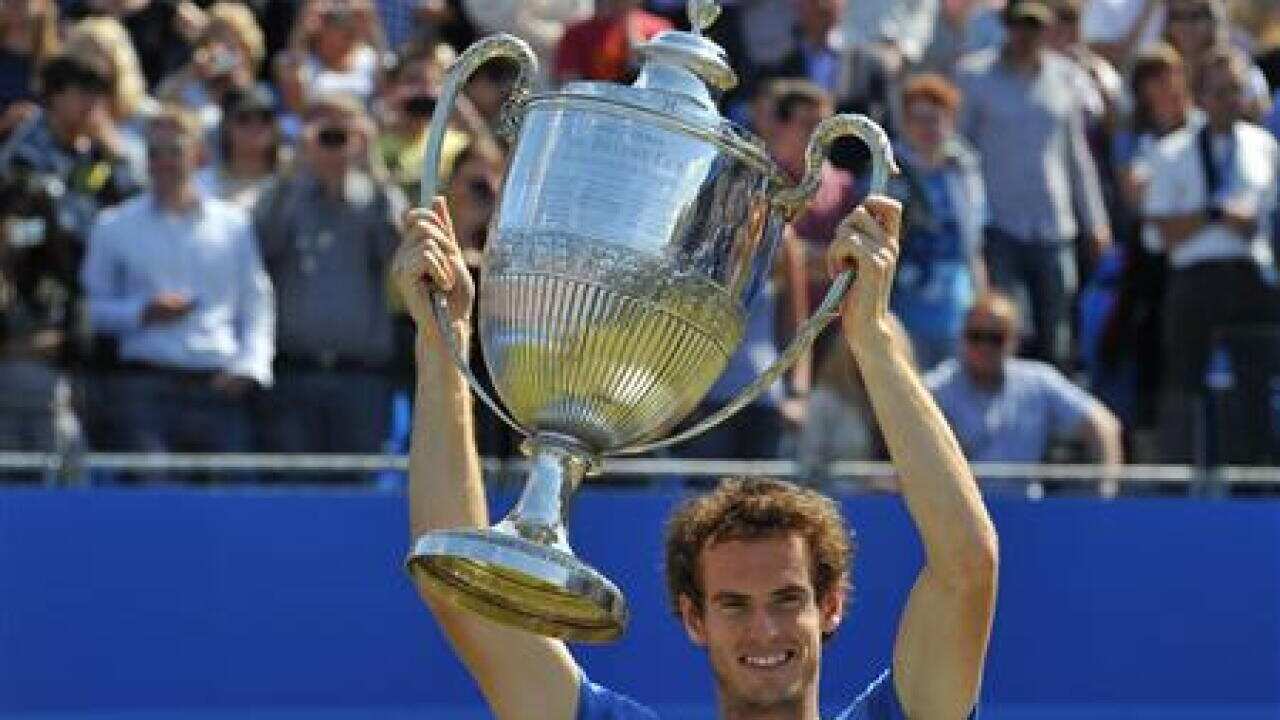 murray-stands-up-to-diving-tsonga-in-que-706022291-large.jpg