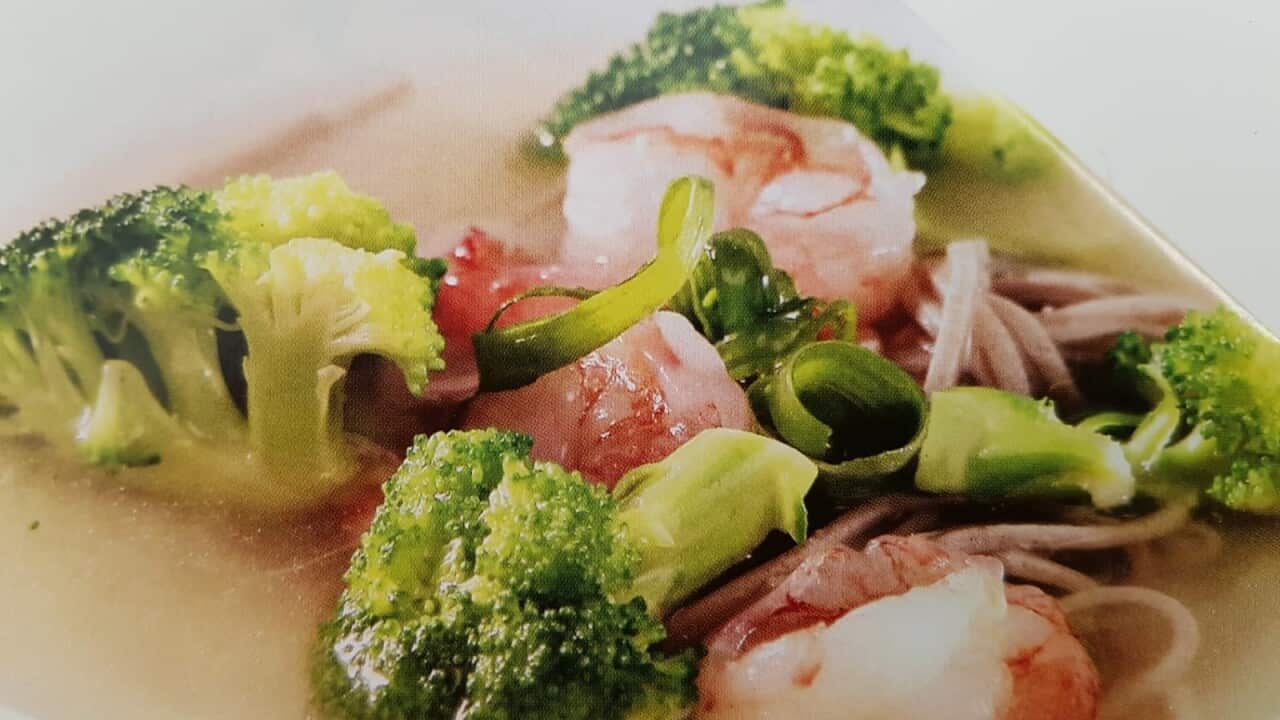 西蘭花及蝦肉配以味噌湯,令蕎麥麵更加美味。