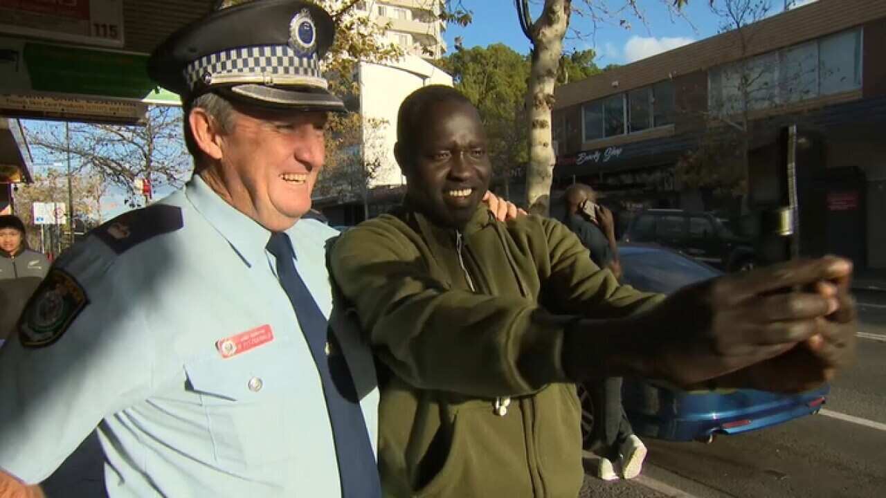 Inspekta Mkuu Bob Fitzgerald, akipigwa picha aina ya selfie na mkazi wa Blacktown.