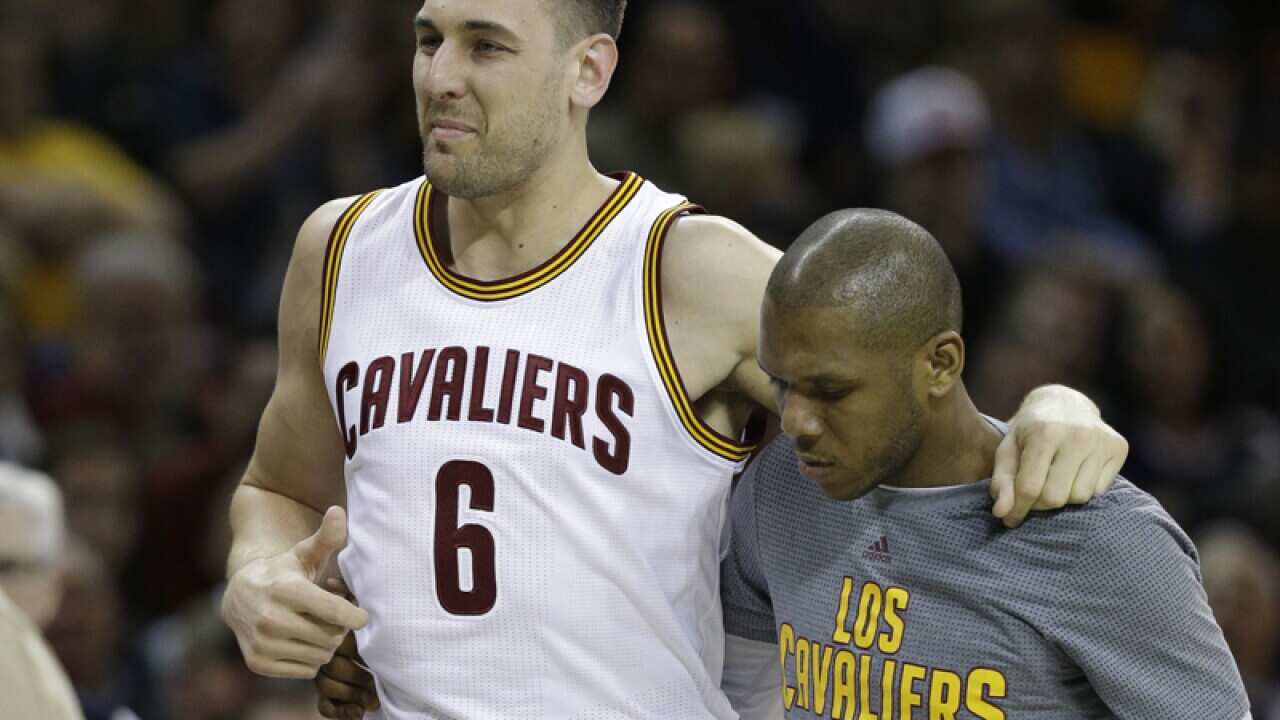 Cleveland Cavaliers recruit Andrew Bogut (L)