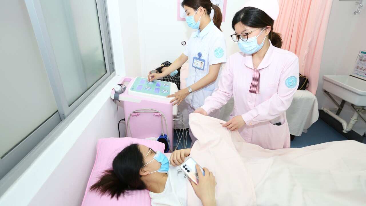 SHAOXING, CHINA - MAY 1, 2021 - A doctor recovers a woman after giving birth in Shaoxing, Zhejiang province, China, May 1, 2021. (Photo by Shan Mingming / Costfoto/Sipa USA)