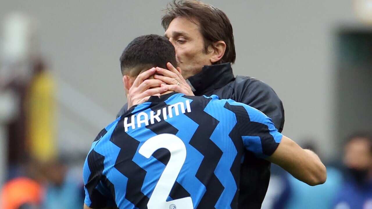 Antonio Conte bacia Hakimi, dopo che il marocchino ha servito a Darmian l'assist per il gol-partita contro il Cagliari