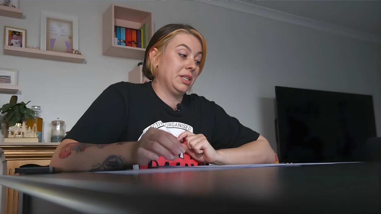 Single mother Emily Clements says budgeting is a battle (SBS).jpg