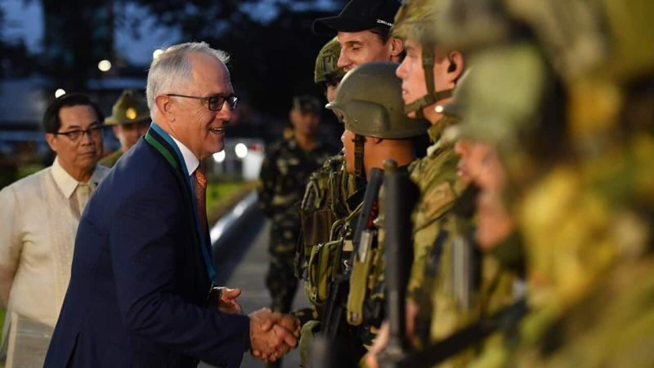 Malcolm Turnbull shakes hands with Filipino troops