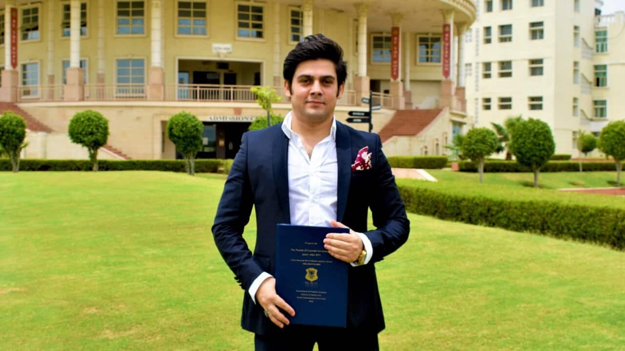 Former Afghan TV anchor Yama Siawash has been killed in a bomb blast.